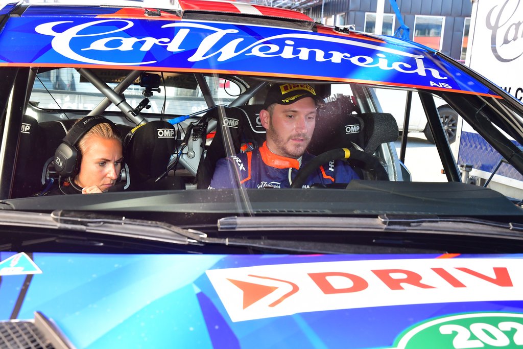Simon Vallentin og Line Lykke Jensen satser på et topresultat i det 382 km lange Rally Stoholm med godt 141 km hastighedsprøver fordelt på 14 strækninger med asfalt og grus. Fire prøver køres fredag og resten lørdag. 51 biler er meldt til start i Dansk Super Rally, og den første bil starter på SS1 fredag kl. 18:32. Den første prøve lørdag er SS5, og starttiden for den første bil er kl. 08:38.
(Foto: Morten Dam)